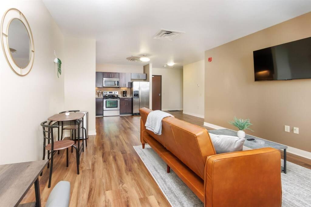 Sprawling Stadium Views Wonderful Location 24-7 Parking Gym Lounge Apartamento Pittsburgh